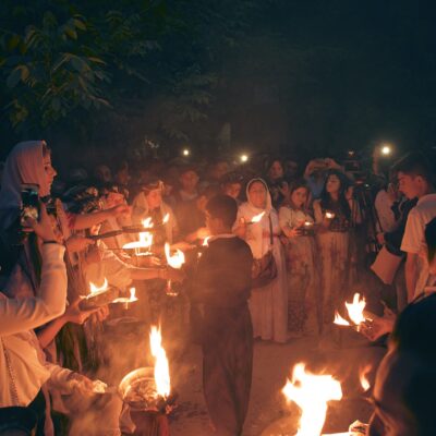 Ezidis celebrating Ezidi New Year in a group with lighted candles in April 2018 at Lalish.