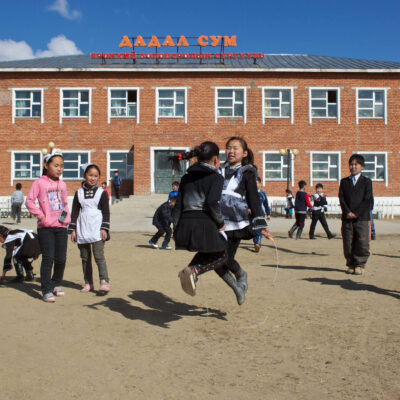 孩子们在蒙古的一所学校内玩耍。来源：World Bank/Flickr