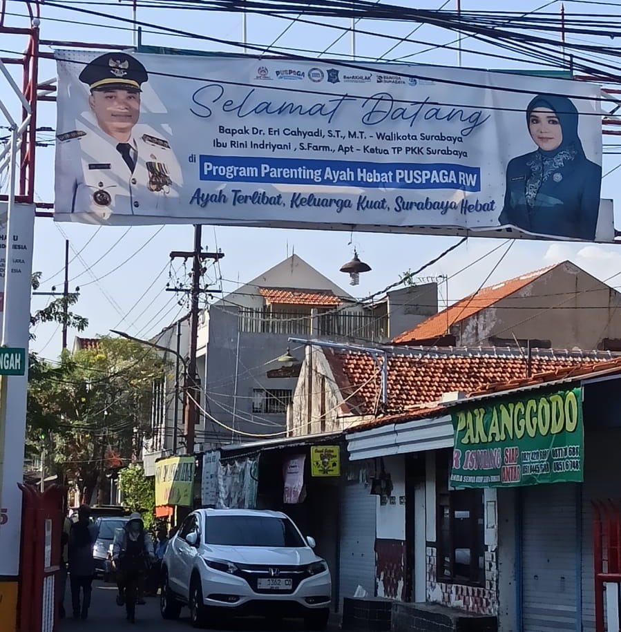 Street banner in Surabaya about a program called ‘Parenting Ayah Hebat’ which aims to involve fathers in parenting, 2023. Credit: Author.