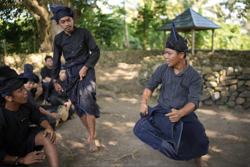 Traditional Konjo dancers performing, Tana Toa Kajang, Bulukumba Regency, July 2025. Used with permission from Agit Pramaswara.