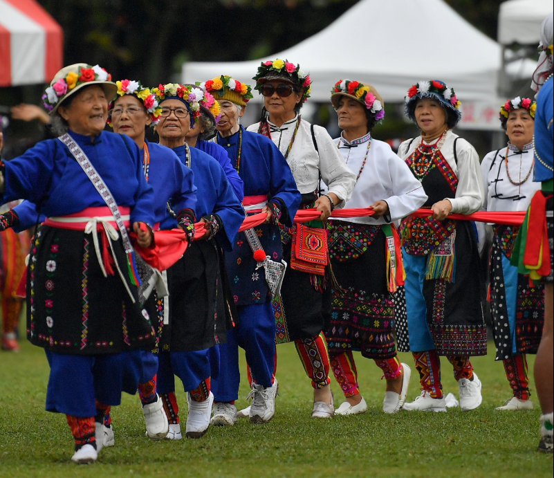 Akawyan Pakawyan leading the village youth in dancing during the festival.